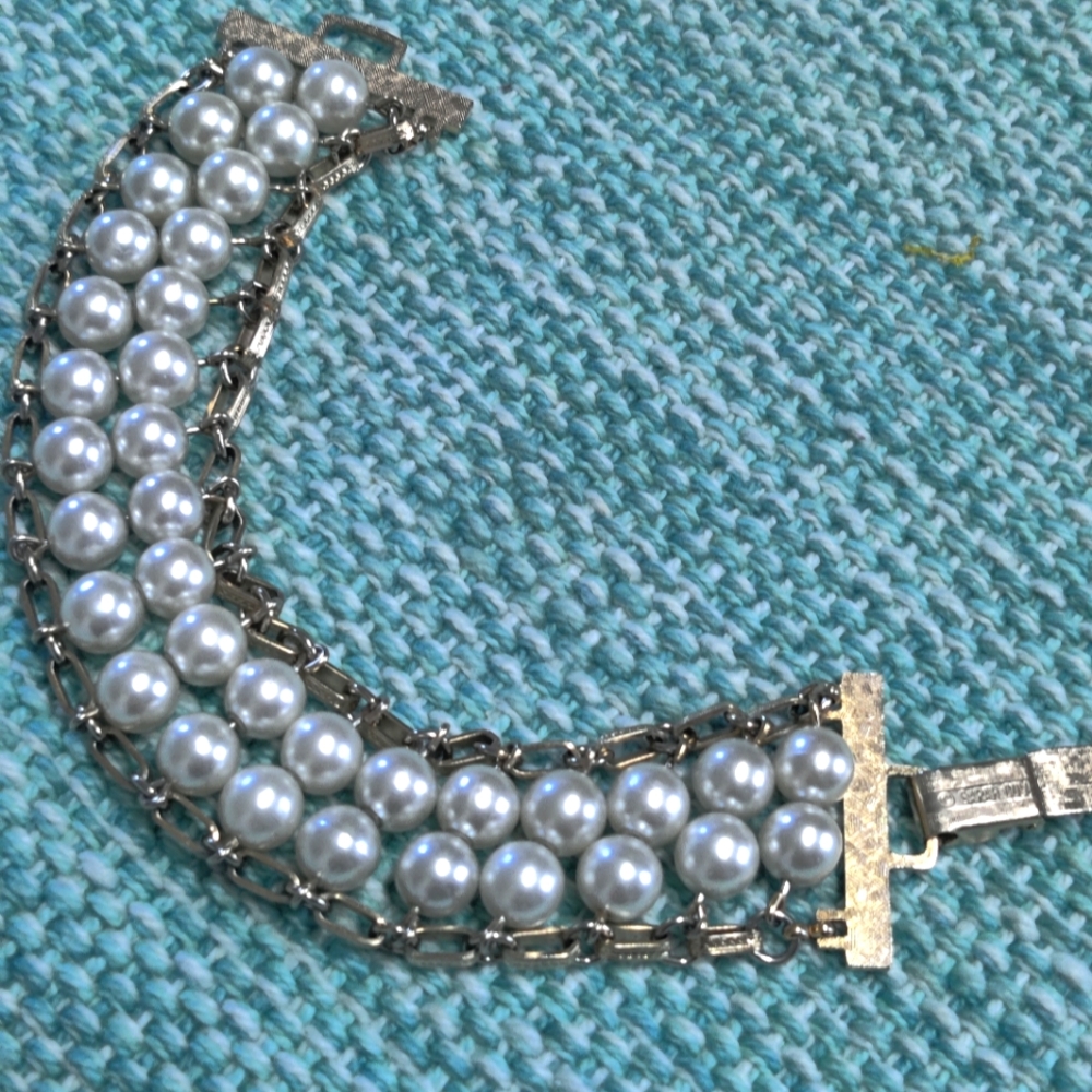 Vintage Sarah Coventry Gold Tone Faux Pearl Bracelet